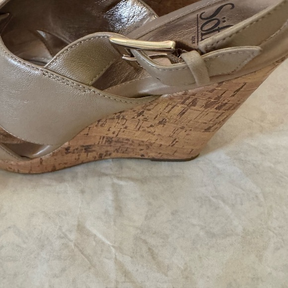 NWOT Beautiful Elegant Glam Summer Fun Women’s Size 11 Gold Wedges by SOFFT - Picture 7 of 15